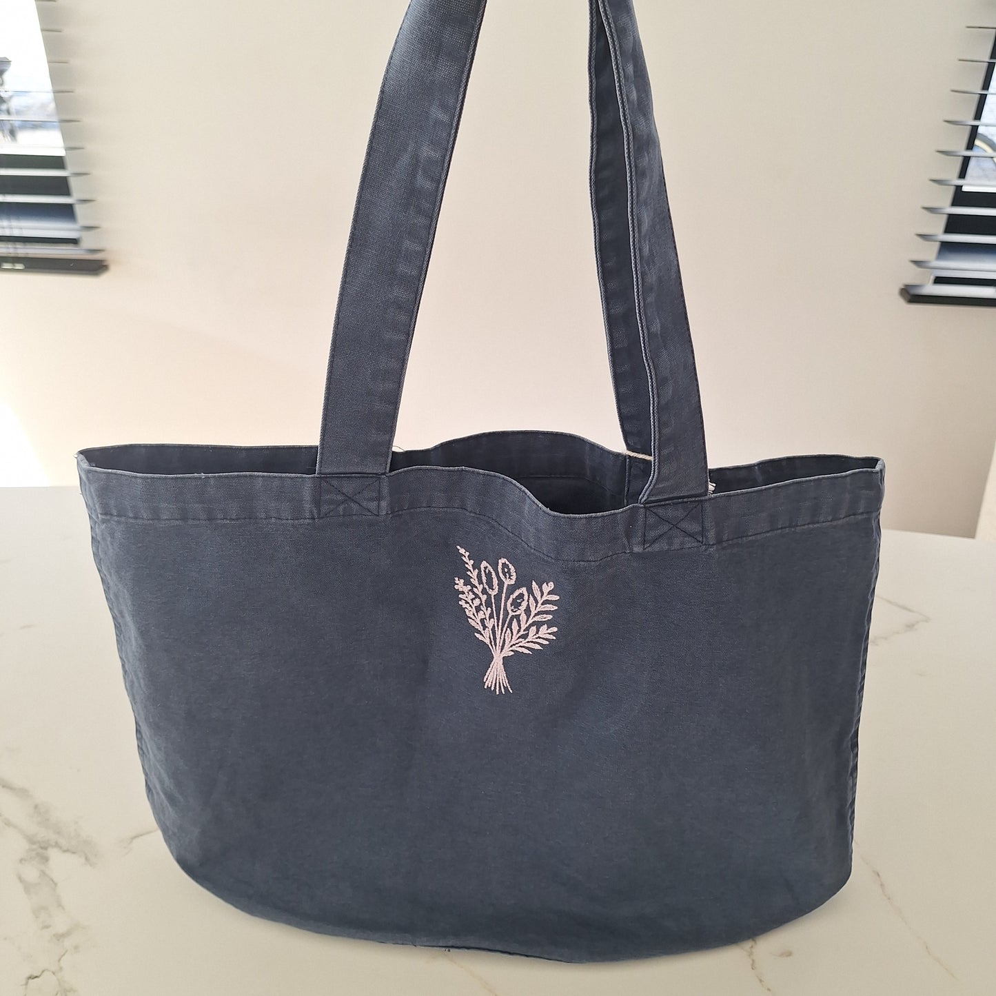 Vintage totebag met geborduurde wildbloemen