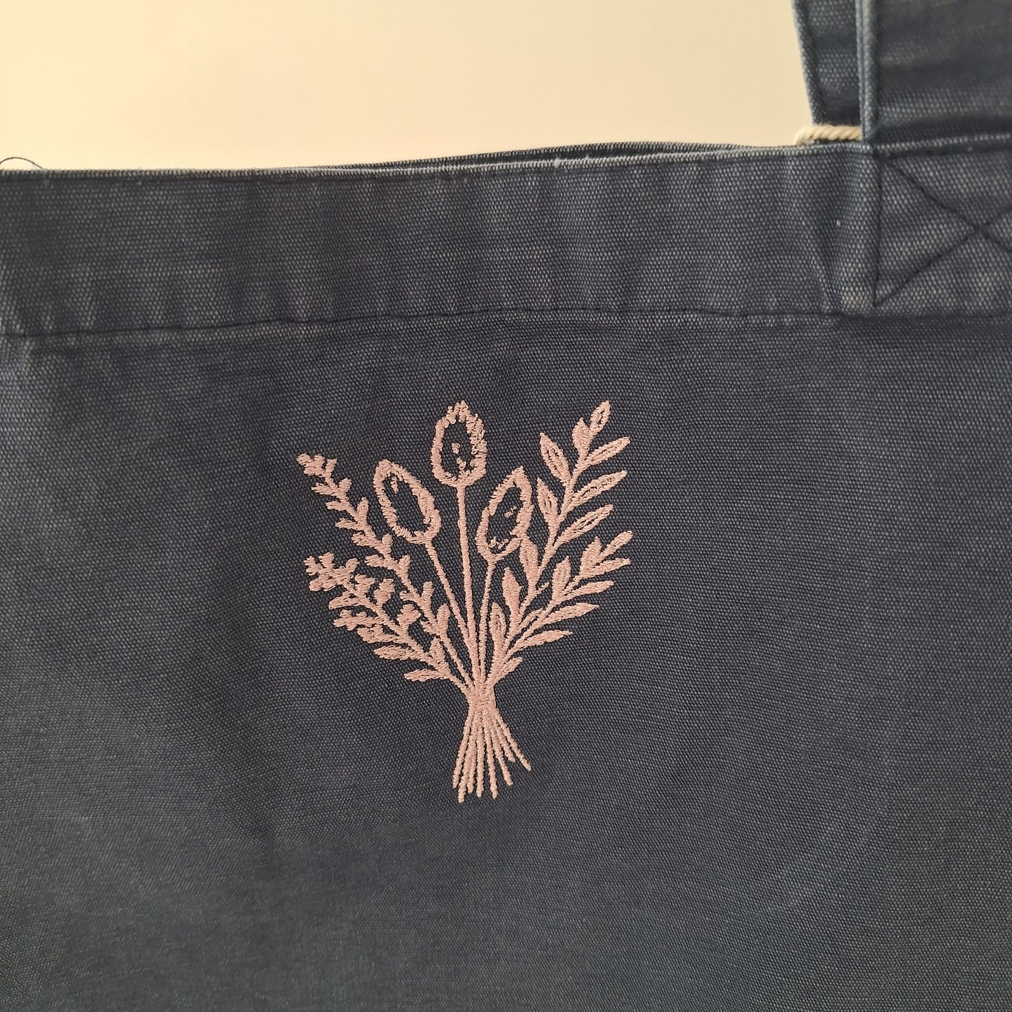 Vintage totebag met geborduurde wildbloemen